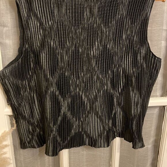 Crinkle Mock Neck Silky Crop Sleeveless Top - Picture 4 of 7